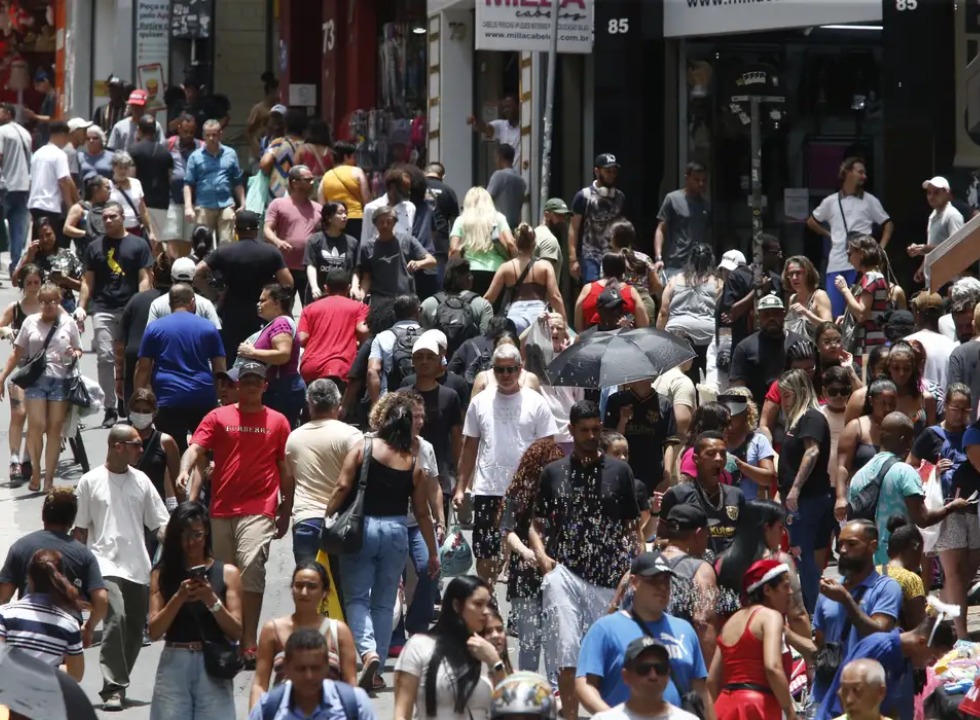População brasileira chega a 213,4 milhões em julho de 2025