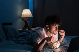 Saiba o que acontece ao seu corpo quando vê um filme antes de dormir
