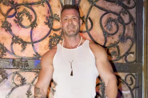 Ator pornô Austin Wolf recebe 19 anos de prisão por pornografia infantil