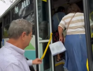 Silvio Barros vai ao trabalho de ônibus em dia de conscientização sobre o uso de automóveis