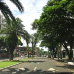 Terceira faixa é implantada na Avenida Duque de Caxias em Maringá; confira horários de proibição