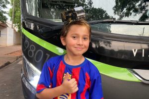 Criança faz "cabelo maluco" inspirado em empresa de ônibus e recebe surpresa na saída da escola