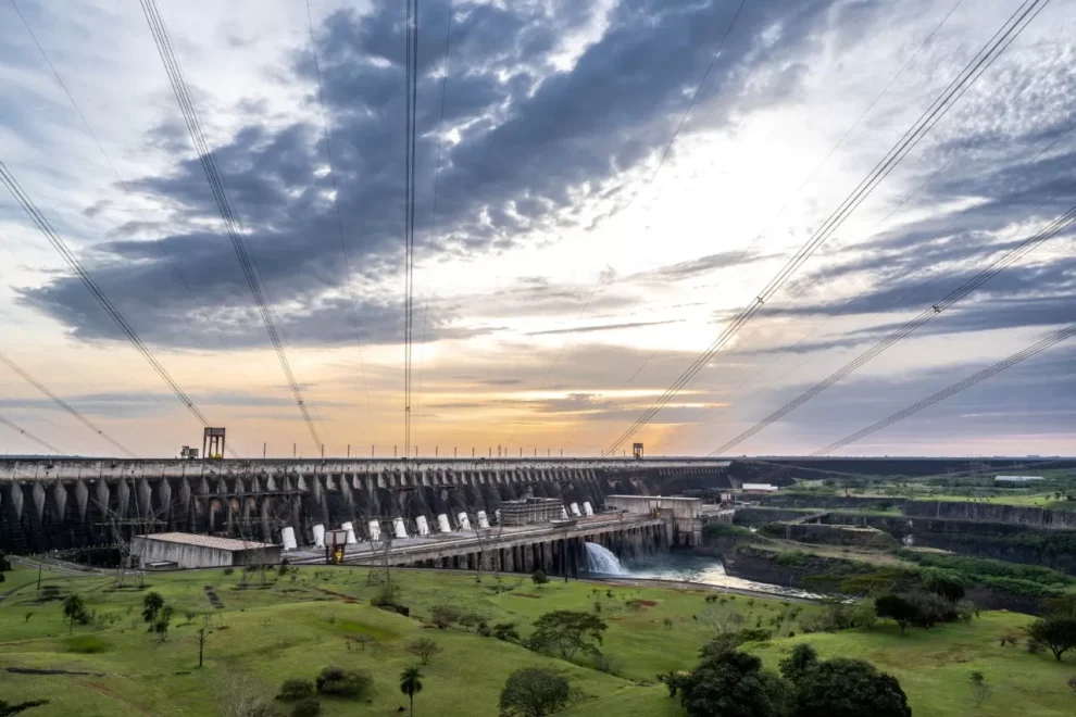 Itaipu impulsiona queda nas contas de luz dos brasileiros com tarifa competitiva