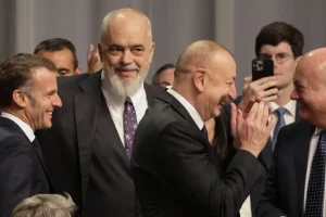 Líderes de França, Albânia e Azerbaijão são 'flagrados' rindo de Trump