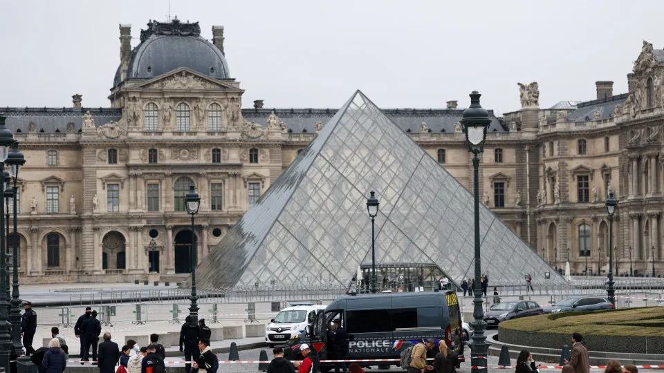 Louvre chegou a abrir nesta segunda, mas fechou novamente após assalto