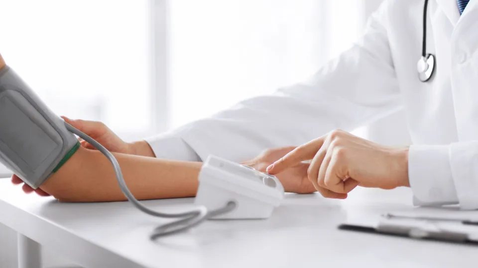 Mesmo sem sintomas, hipertensão segue entre os principais riscos à saúde