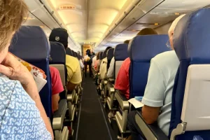Passageiro terá de pagar mais para inclinar assento em aérea canadense; entenda