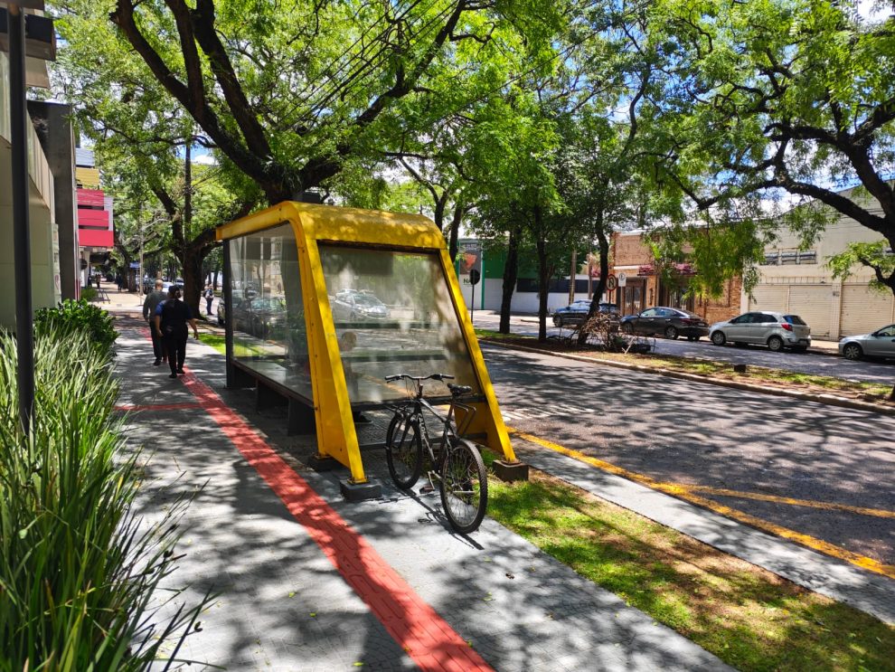 "Abrigo Amigo": Lei quer transformar pontos de ônibus em espaços de acolhimento para mulheres em Maringá
