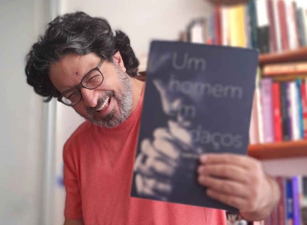 Escritor italiano radicado em Maringá lança livro 'Um Homem em Pedaços' na próxima terça-feira (18)