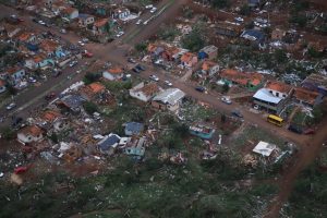Governo do Paraná propõe auxílio de até R$ 50 mil por família após tornado destruir casas no interior