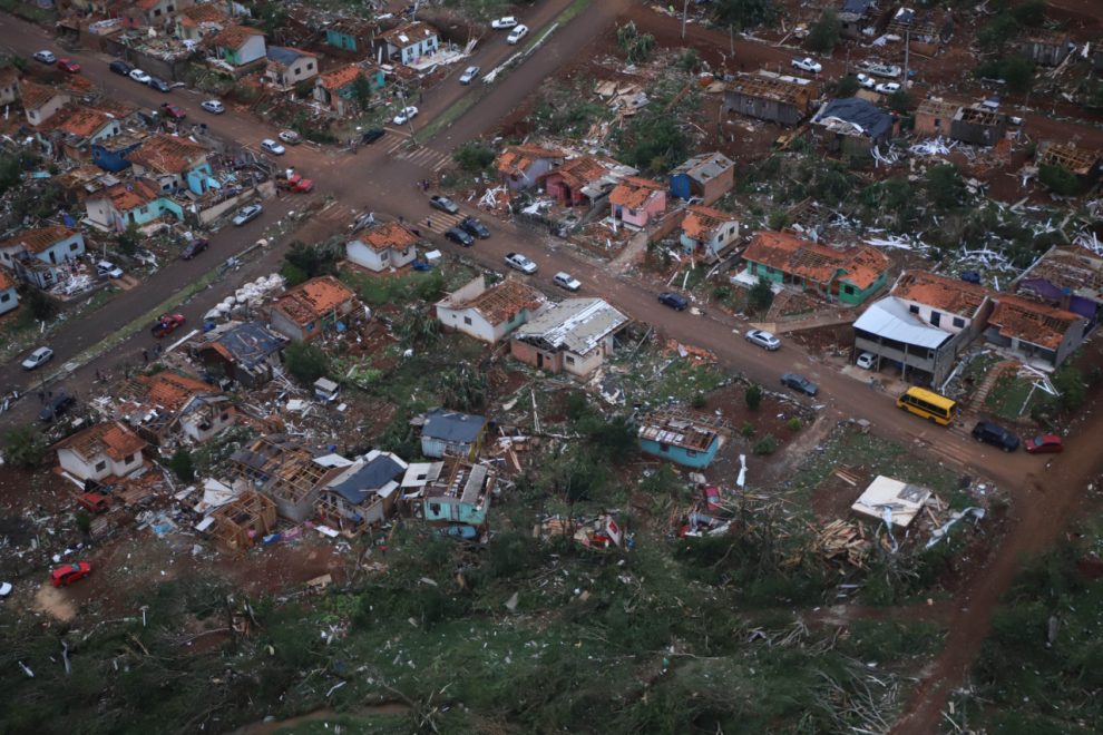 Governo do Paraná propõe auxílio de até R$ 50 mil por família após tornado destruir casas no interior