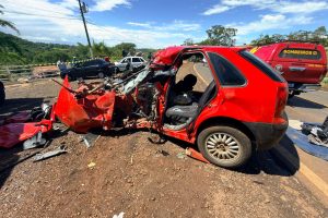 Homem morre e criança fica gravemente ferida em acidente entre caminhão e carro na região de Maringá