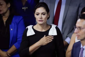Michelle reage à prisão de Bolsonaro com versos bíblicos e desabafo