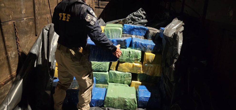 PRF apreende mais de 5 toneladas de maconha em carreta na região de Maringá; motorista foi preso