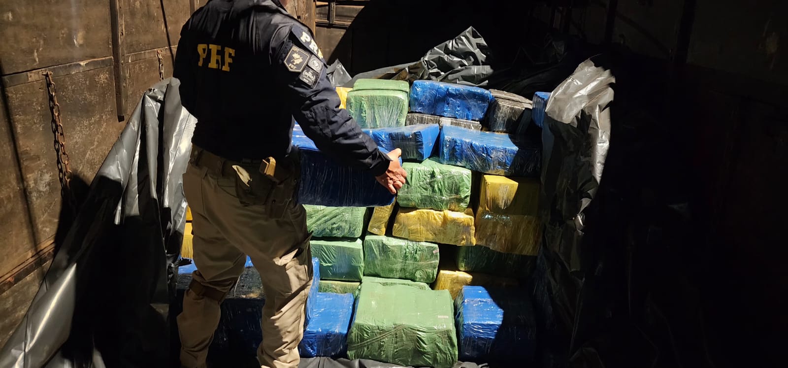 PRF apreende mais de 5 toneladas de maconha em carreta na região de Maringá; motorista foi preso