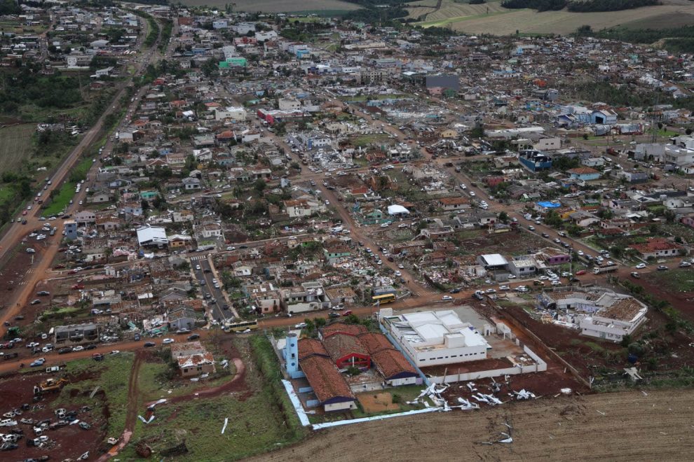 Tornado deixa seis mortos e destrói 90% das casas em Rio Bonito do Iguaçu, no Paraná