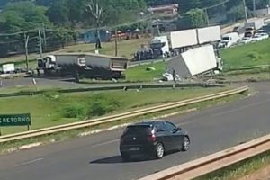 Acidente entre duas carretas bloqueia o Contorno Norte em Maringá