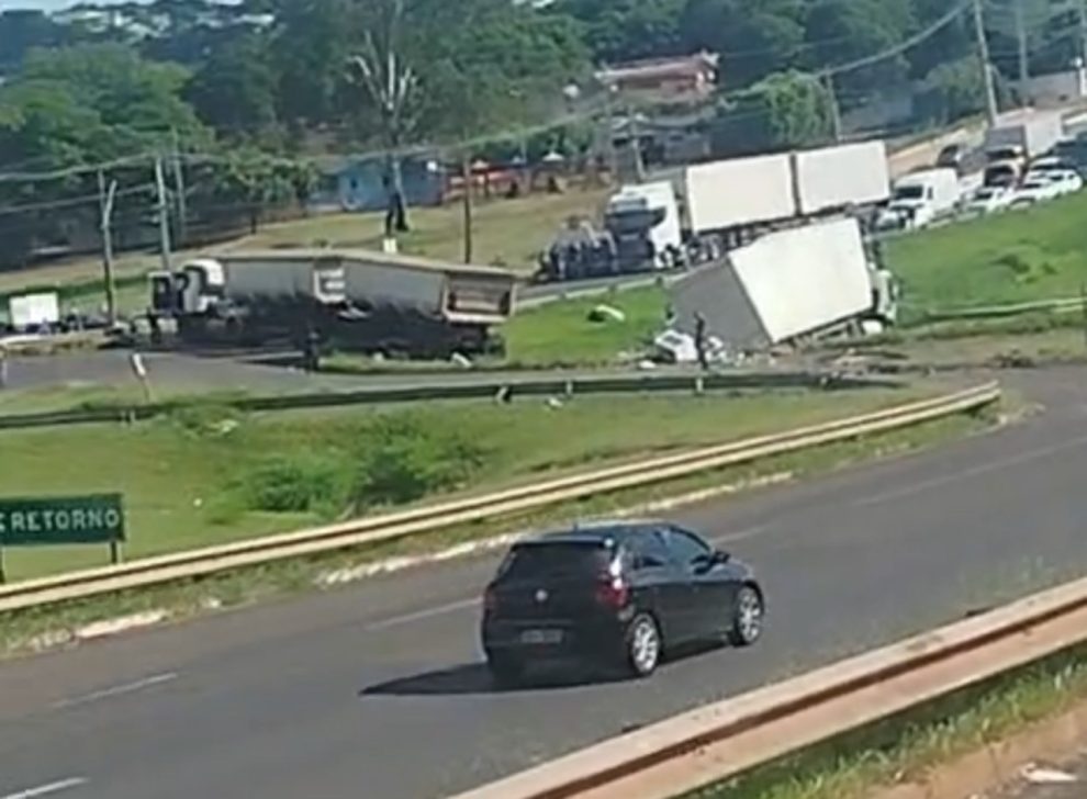 Acidente entre duas carretas bloqueia o Contorno Norte em Maringá