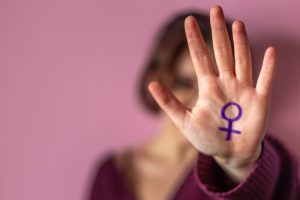 Após crise de ciúmes, marido mata mulher com golpe de barra de ferro e foge no Paraná