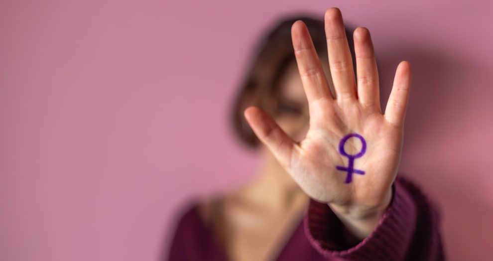 Após crise de ciúmes, marido mata mulher com golpe de barra de ferro e foge no Paraná