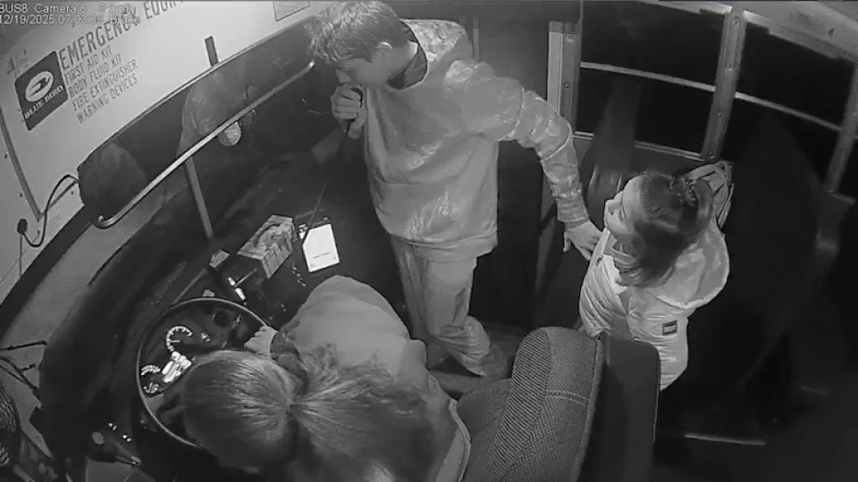 "Assustador": Irmãos ajudam motorista escolar durante emergência nos EUA