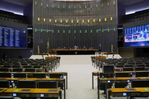 Câmara faz vistas grossas e preserva Ramagem, Eduardo Bolsonaro e Zambelli