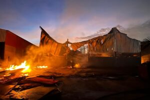 Incêndio causou colapso em barracão; comércio seria inaugurado hoje