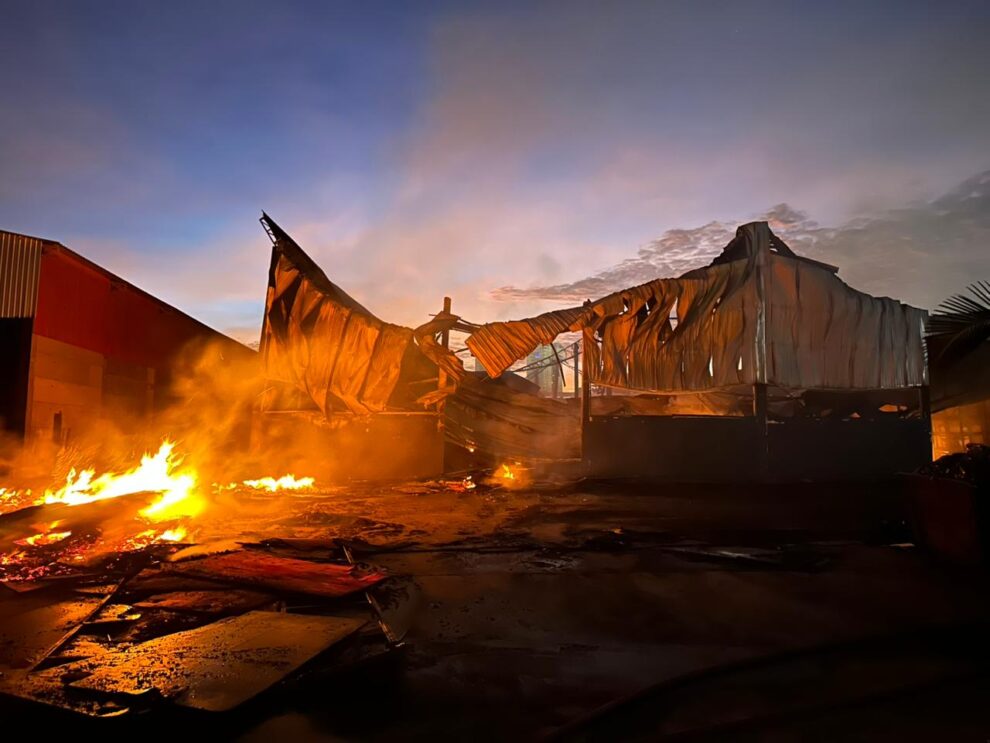 Incêndio causou colapso em barracão; comércio seria inaugurado hoje