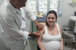 Maringá e outras 367 cidades do Paraná já aplicam doses da vacina contra o Vírus Sincicial Respiratório
