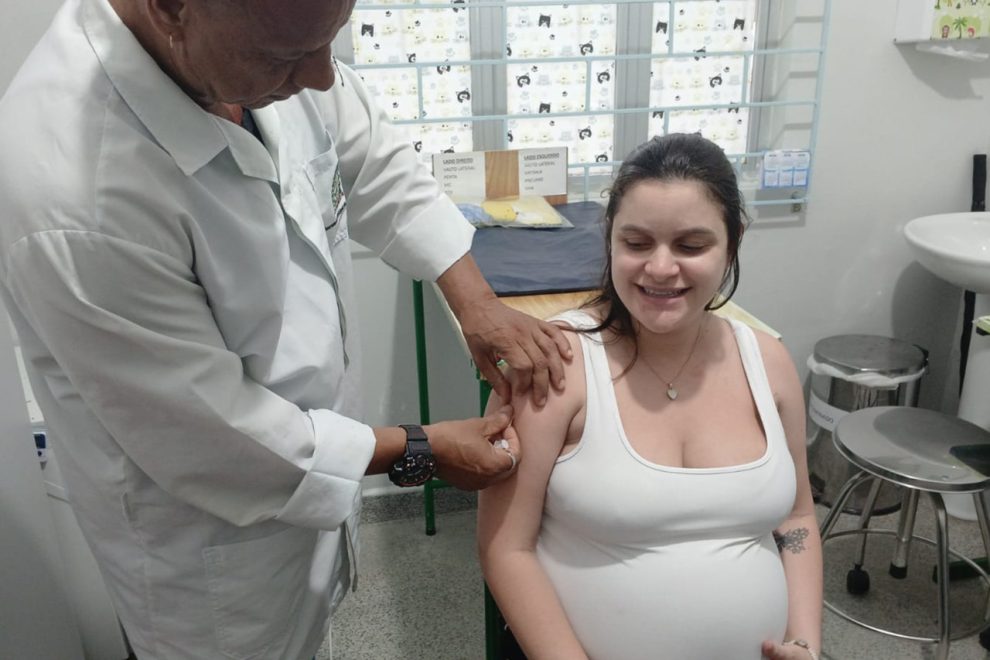 Maringá e outras 367 cidades do Paraná já aplicam doses da vacina contra o Vírus Sincicial Respiratório