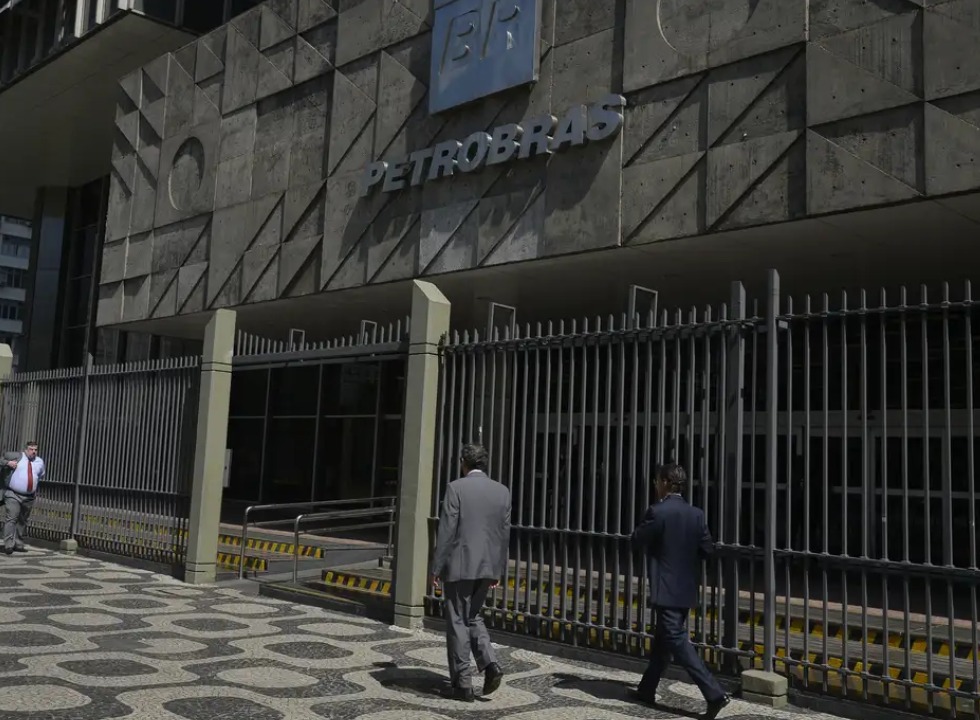 Petroleiros aprovam greve nacional a partir de segunda-feira, 15