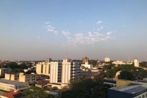 Quinta-feira (25) deve ter clima quente e céu parcialmente nublado em Maringá