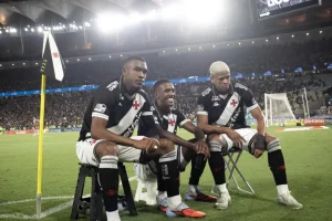 Vasco vira nos acréscimos e abre vantagem sobre o Fluminense na semi da Copa do Brasil
