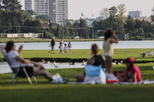 Verão no Paraná: Último fim de semana da primavera terá temperaturas altas e pancadas de chuva