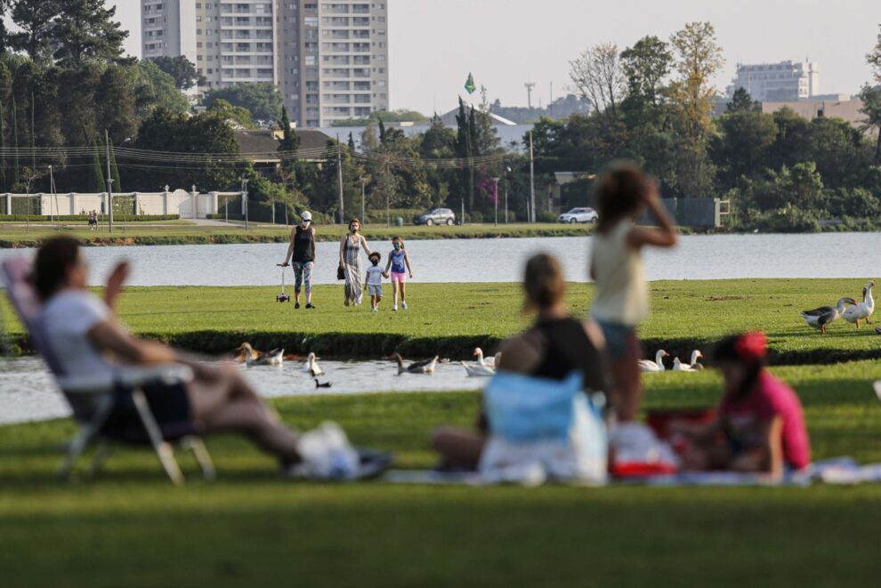 Verão no Paraná: Último fim de semana da primavera terá temperaturas altas e pancadas de chuva
