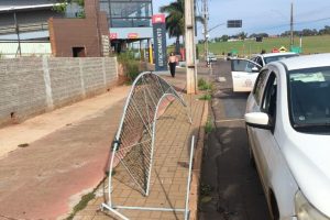 Vídeo mostra homem destruindo decoração de natal Mandaguaçu