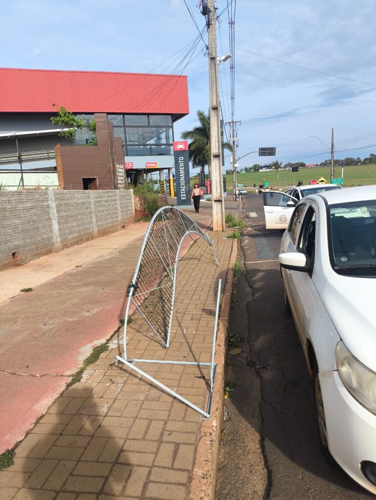 Vídeo mostra homem destruindo decoração de natal Mandaguaçu