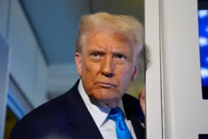 Donald Trump incentiva protestos no Irã e diz que “ajuda está a caminho”