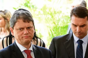 Encontro com Bolsonaro na Papudinha deve selar adesão de Tarcísio a Flávio, dizem aliados