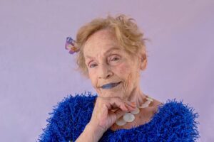 Exposição “Brechó Escalafobético” celebra a obra de Célia Regina em Maringá