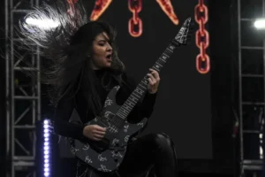 Guitarrista Jessica Falchi aposta no heavy metal instrumental em EP solo