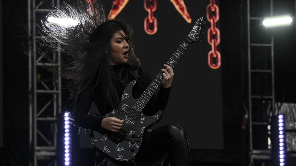 Guitarrista Jessica Falchi aposta no heavy metal instrumental em EP solo