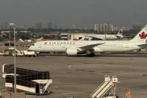 Homem fica preso no porão de avião e passageiros ouvem gritos