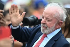 Lula passa por exame de rotina e apresenta 'evolução satisfatória' após cirurgia de catarata