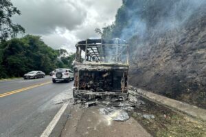 Motor-home pega fogo após estouro de pneu na BR-376, em Ortigueira