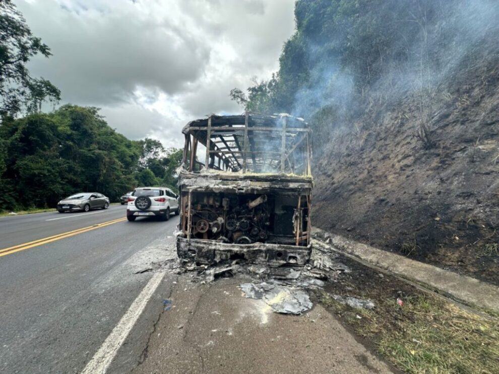 Motor-home pega fogo após estouro de pneu na BR-376, em Ortigueira