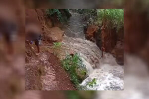 Mulher é resgatada de cachoeira após tromba d'água, em Maringá