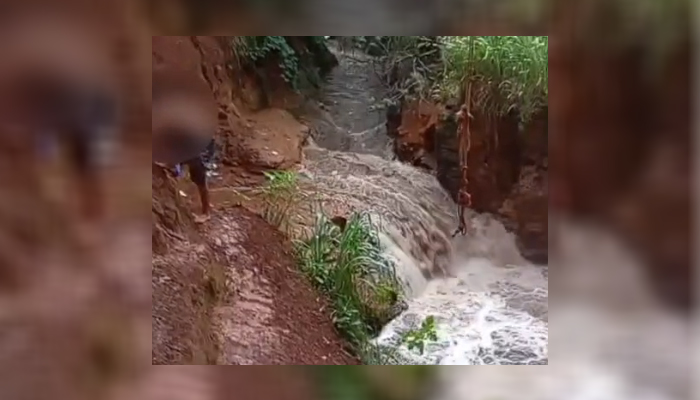Mulher é resgatada de cachoeira após tromba d'água, em Maringá