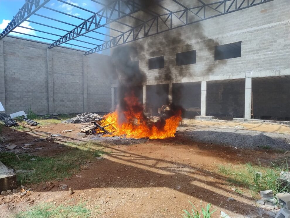 Obra no Parque Industrial Bandeirantes recebe multa de R$ 5 mil por queimada irregular