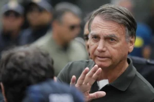 PF diz que não tem como reduzir barulho de ar-condicionado para Bolsonaro